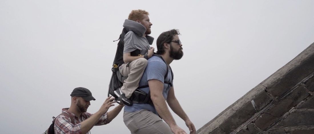 Amizade que carrega: grupo cria mochila humana para incluir amigo com deficiência em viagens pelo mundo