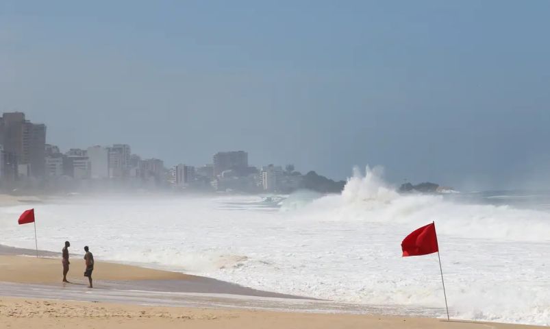 VÍDEO: Onda invade a areia e assusta banhistas no Rio de Janeiro