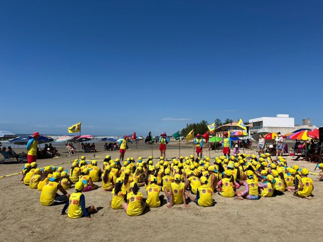 Programa Golfinho reúne mais de 100 crianças na Praia do Campo Bom, em Jaguaruna