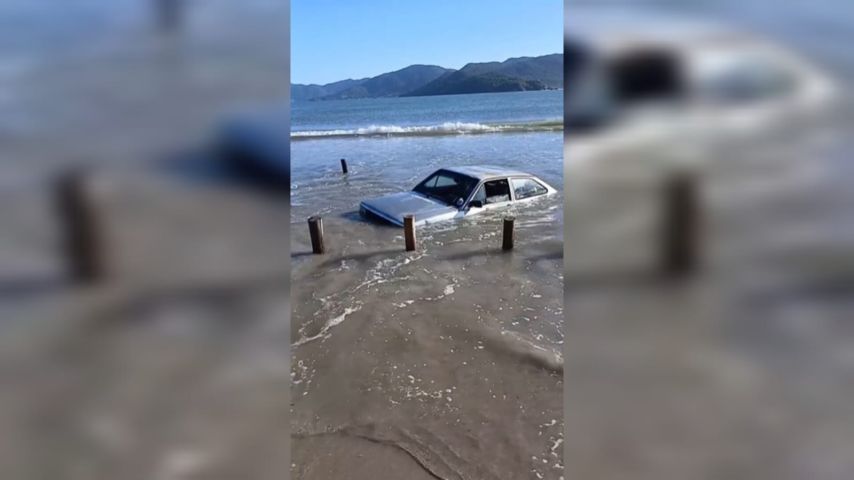 VÍDEO: Imagens mostram carro praticamente tomado pela água em Palhoça