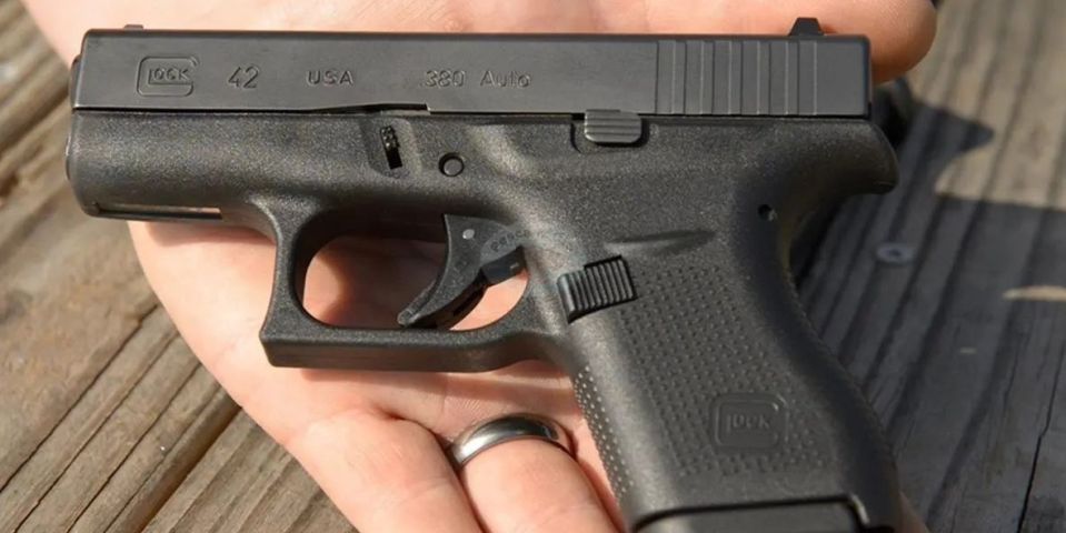 Homem ameaça companheira com arma de fogo e acaba detido com drogas e munições em Tubarão