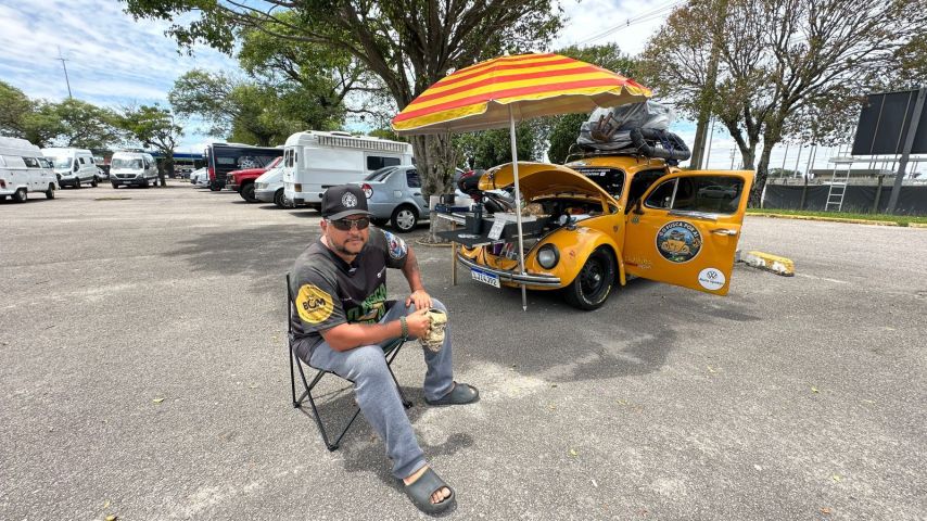 A caminho do Alasca, viajante em Fusca 74 faz parada em Tubarão