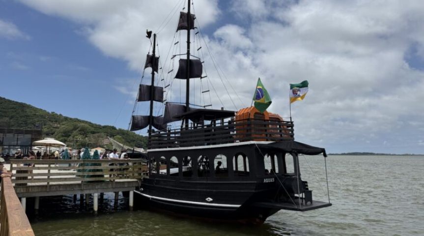 Escuna Águas Cantantes estreia em Laguna com passeios turísticos e atração pirata