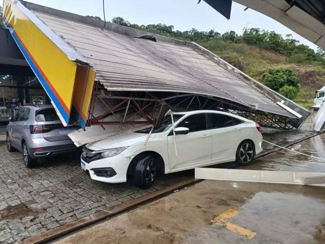 Em SC: telhado de posto cai em cima de carro durante temporal e motorista sai ileso