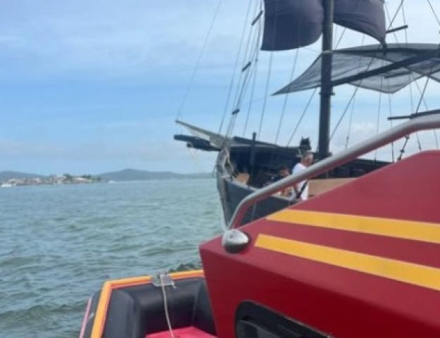 Escuna turística encalha em Laguna durante viagem de estreia