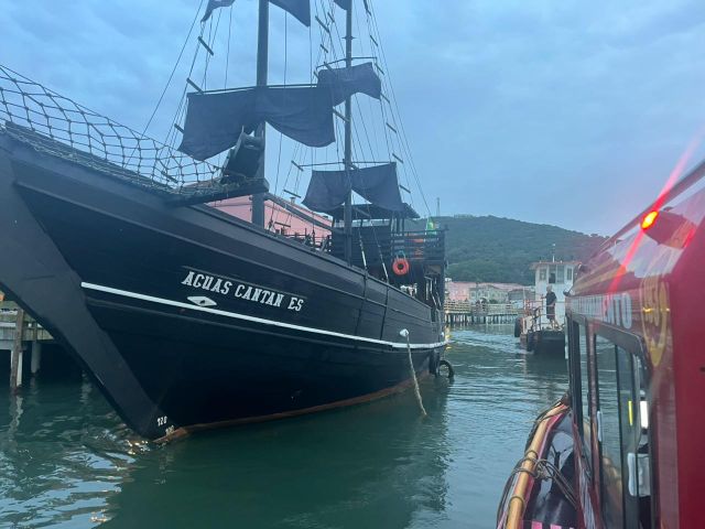 Escuna em Laguna: Corpo de Bombeiros conclui desencalhe da embarcação