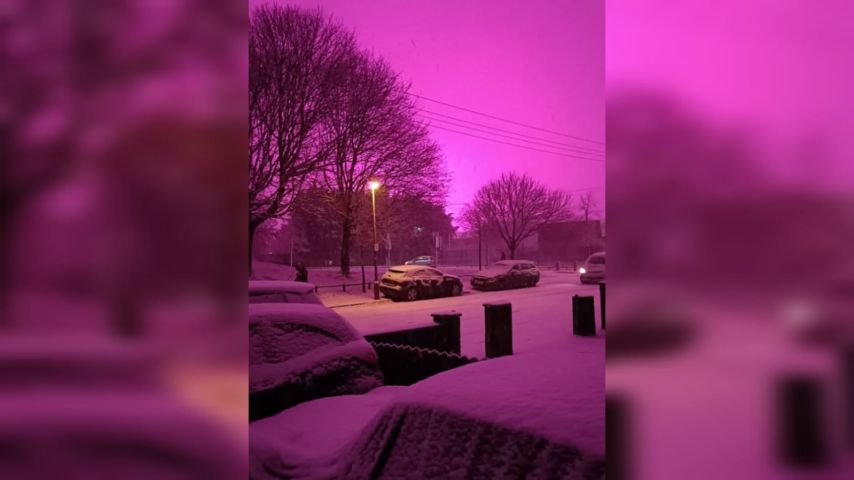 Céu rosa chama a atenção durante tempestade de neve na Inglaterra; explicação é inusitada