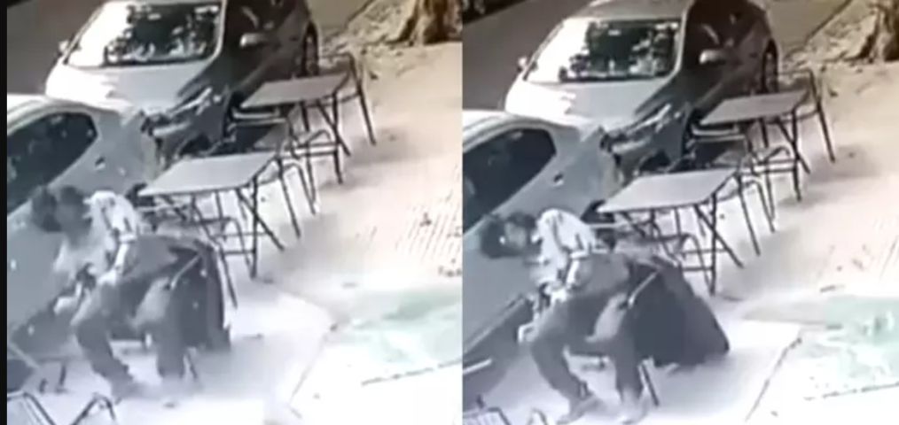 (Video) Homem é atingido por placa de vidro que ‘caiu do céu’ enquanto tomava café na rua 
