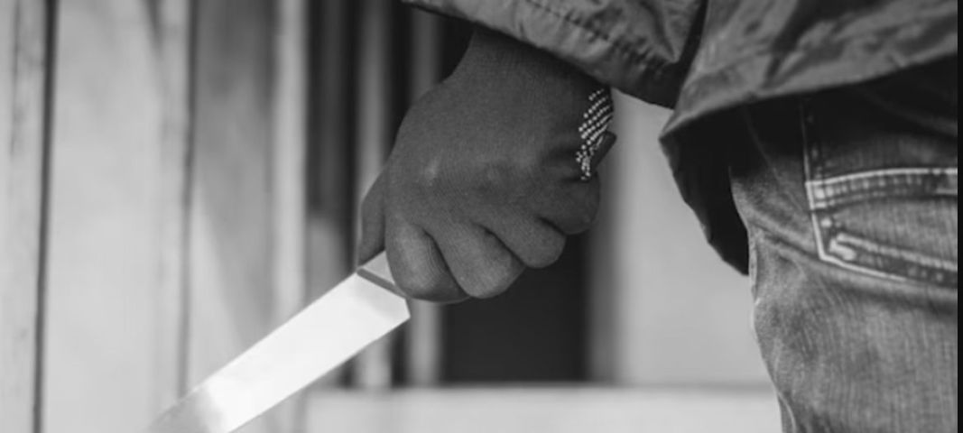 Homem leva soco e facada no peito após pedir comida a casal em SC