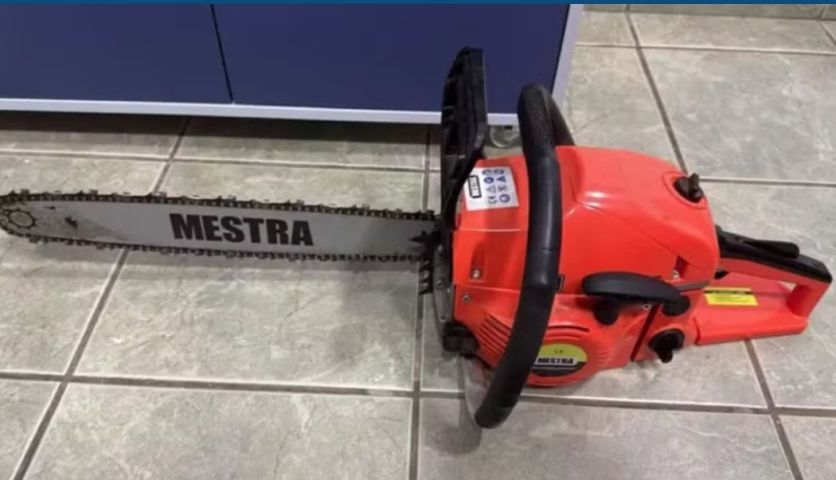 Em SC: Filho de 74 anos ataca o próprio pai, de 94, com motosserra após discussão sobre agrotóxicos