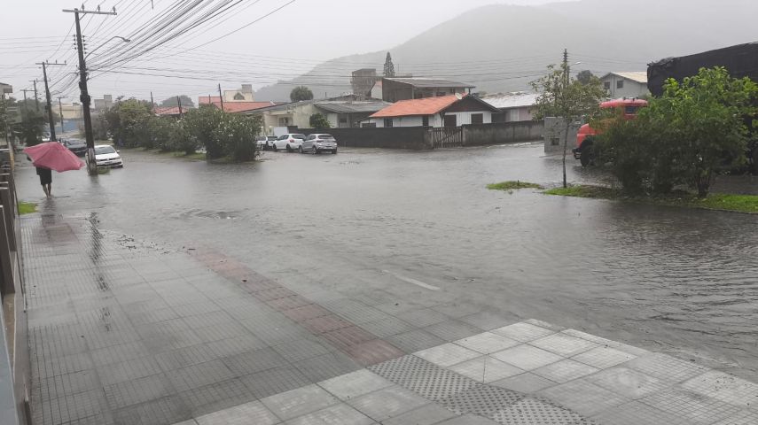 VÍDEO: Chuvas intensas provocam alagamentos e transtornos em Imbituba