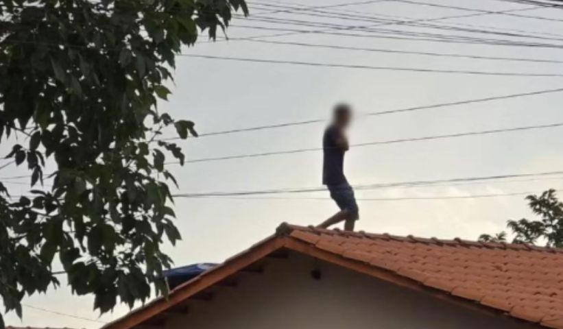 Homem ameaça vítima, rouba padaria e é preso após tentar escapar pelo telhado em Laguna