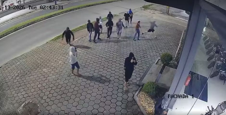 (Vídeo) Em SC: 14 ladrões invadem concessionária e fogem pilotando mais de 10 motos