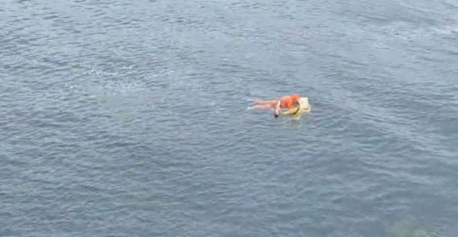 (Vídeo) Em SC: Homem sobrevive a naufrágio agarrado em porta de geladeira