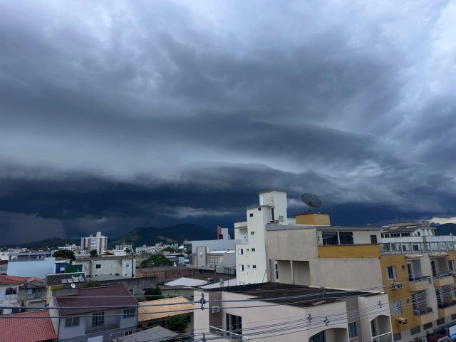 Nuvens escuras avançam sobre Tubarão e temporais seguem até quarta-feira