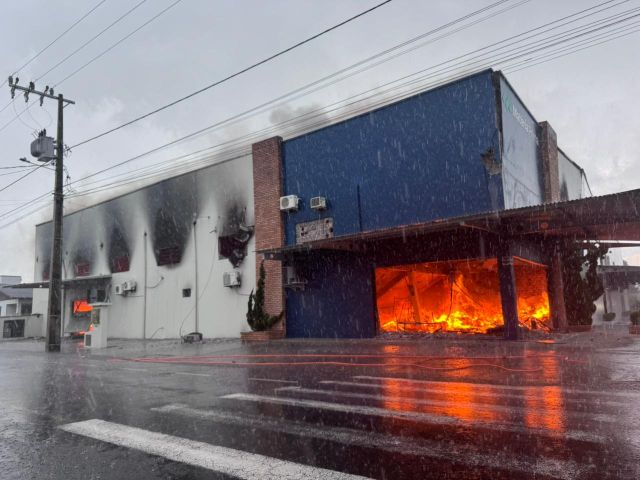 Incêndio destrói fábrica têxtil em Turvo e mobiliza força-tarefa com 20 bombeiros