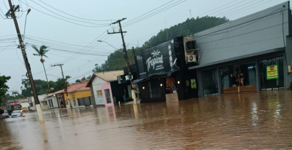 Chuvas fortes provocam transtornos em localidades do município de Sangão na tarde desta terça-feira (13)