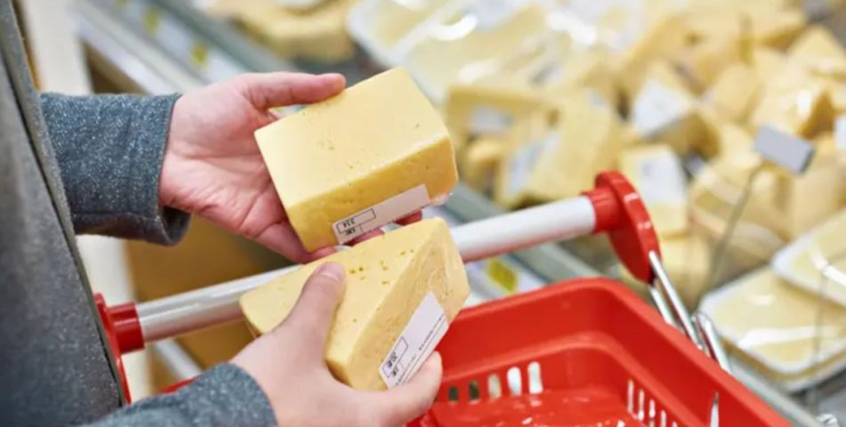 Idoso de 73 anos é preso após furtar dez unidades de queijo em mercado de Imbituba