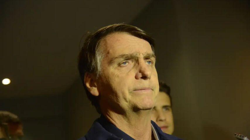 Bolsonaro está exposto a ‘ruído enlouquecedor’ em cela da PF, cita filho 