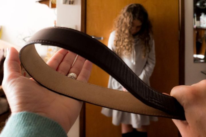 Brasil: mulher que filmou mais de 40 cintadas na filha de 8 anos será indiciada por tortura