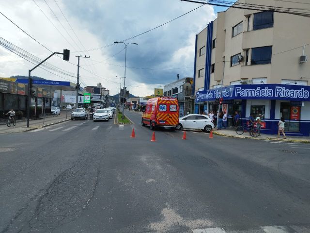 Ambulância dos bombeiros se envolve em acidente de trânsito em Braço do Norte