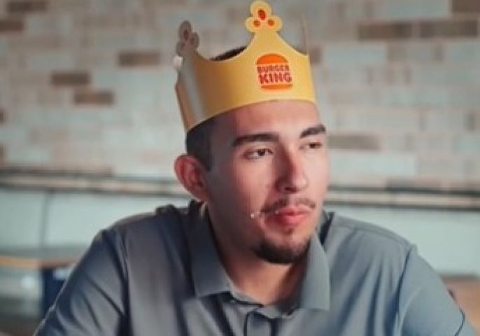 Jovem abandonado em trilha vira estrela de campanha do Burger King