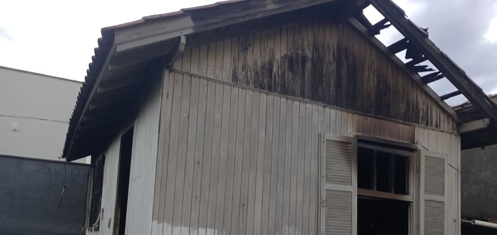 Filho provoca incêndio na casa dos pais e é detido pela PM em Tubarão