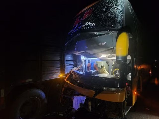 Acidente envolvendo ônibus de time de futebol e caminhão deixa uma pessoa morta no Tocantins