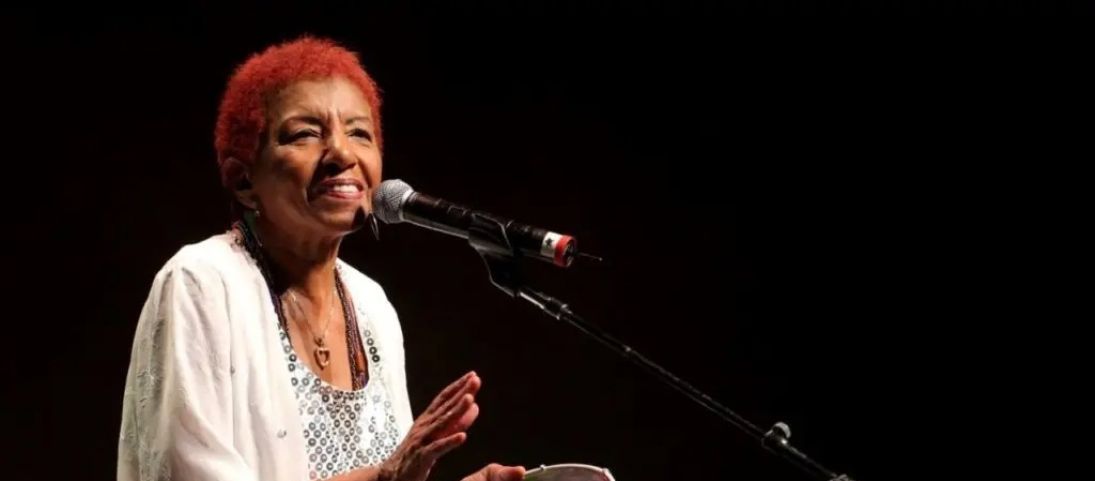 Leci Brandão faz show gratuito no Mar Grosso nesta sexta (16) pelo Sesc Verão