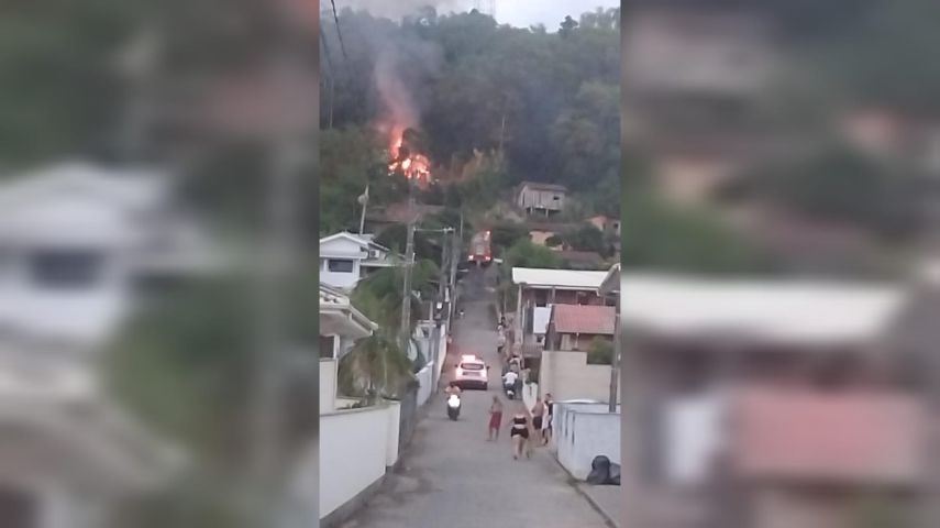 URGENTE: Residência pega fogo no bairro São Martinho, em Tubarão
