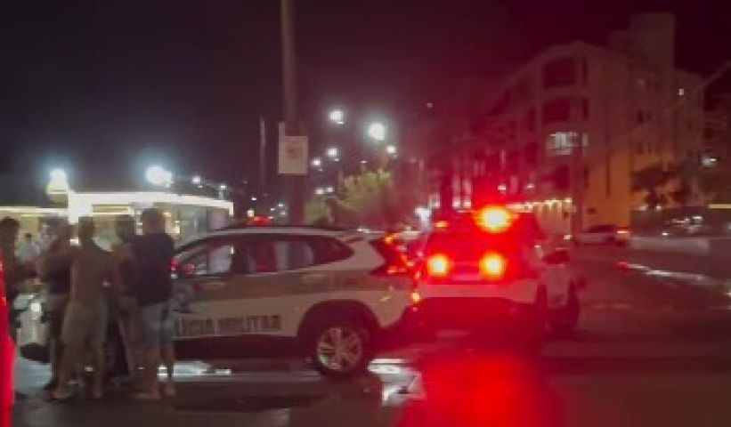 VÍDEO: Homem é atingido na cabeça por uma garrafa de vidro após tentativa de roubo, em Laguna