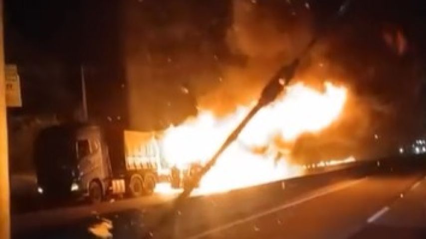 VÍDEO: Colisão entre caminhões provoca bloqueio do KM 168 da BR-101, em Tijucas