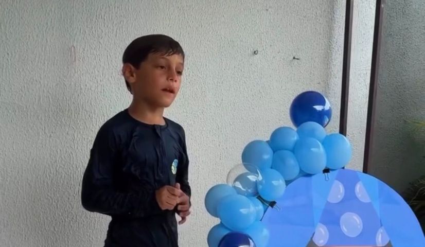 (Vídeo) Menino decide homenagear mãe durante a festa de aniversário; vídeo viraliza