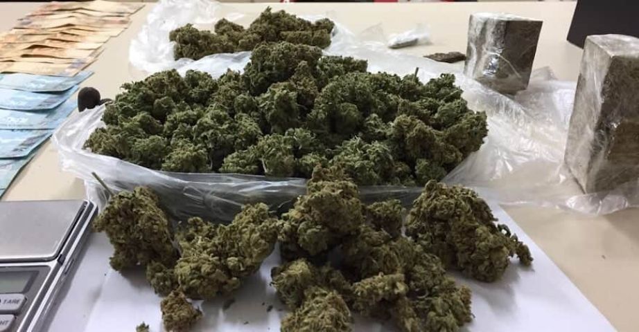PM apreende cerca de R$ 80 mil em drogas após fuga e capotamento de veículo em Pescaria Brava