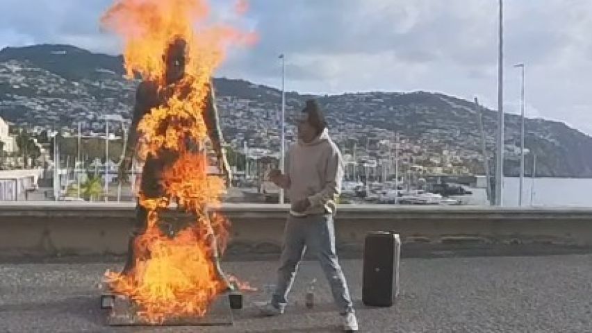 (VÍDEO) Estátua de Cristiano Ronaldo é incendiada na entrada de museu em Portugal