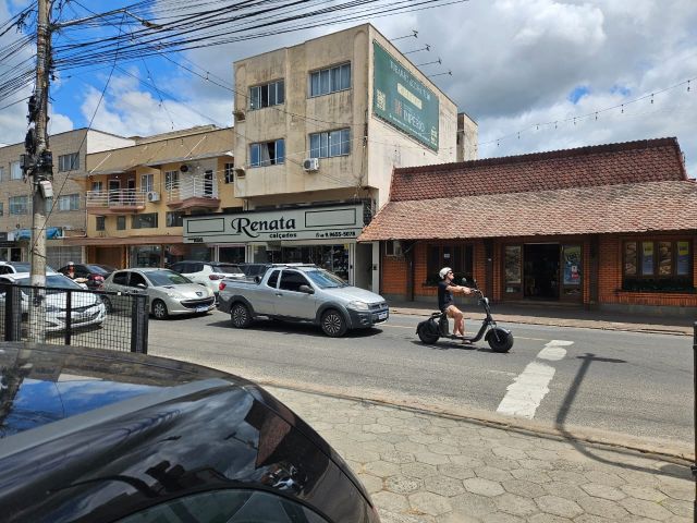 (Vídeo) Bicicleta elétrica é flagrada circulando entre veículos em Tubarão e gera incômodo em condutores