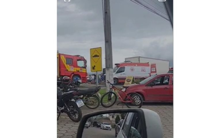(Vídeo) Grave acidente entre carro e caminhão deixa vítimas presas às ferragens em Gravatal