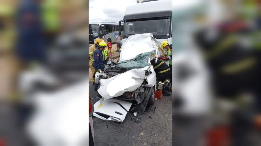ATUALIZAÇÃO: Homem que ficou preso nas ferragens após acidente é resgatado pelo Corpo de Bombeiros