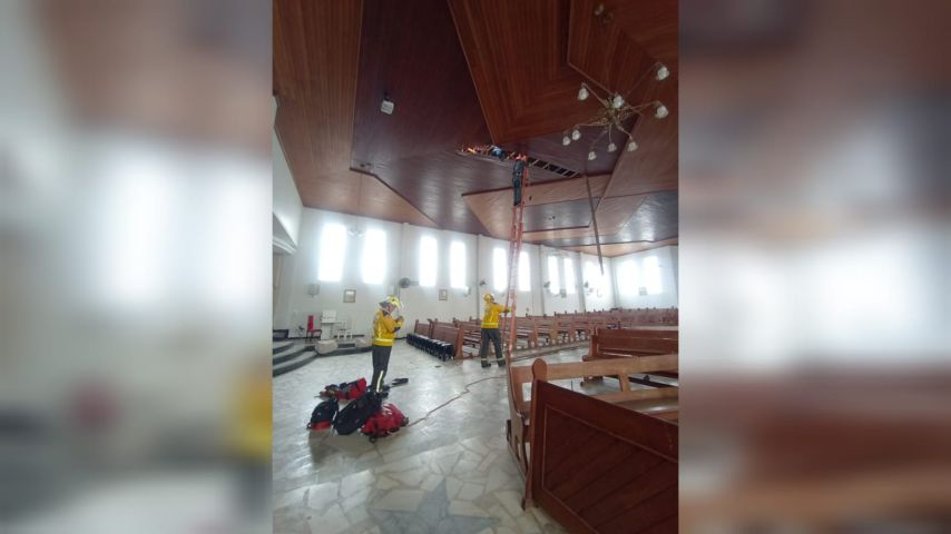 Bombeiros realizam resgate em altura de homem preso no telhado de igreja em Tubarão