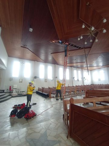 Bombeiros realizam resgate em altura de trabalhador preso no telhado de igreja em Tubarão