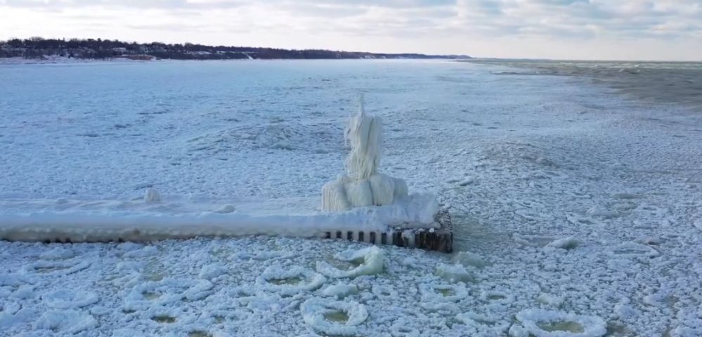 VÍDEO: Lago Michigan congela com frio intenso nos Estados Unidos