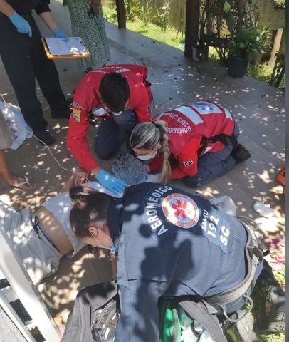 Idoso sofre queda de escada e é resgatado em Laguna