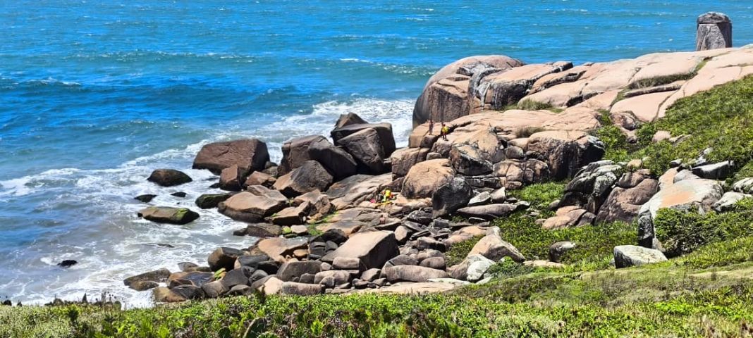 Homem é resgatado sem vida após se afogar no mar em área próxima à Pedra do Frade