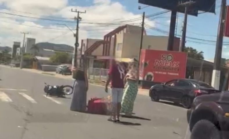 Motociclista fica ferido após colisão com veículo na Avenida Tancredo Neves, em Tubarão