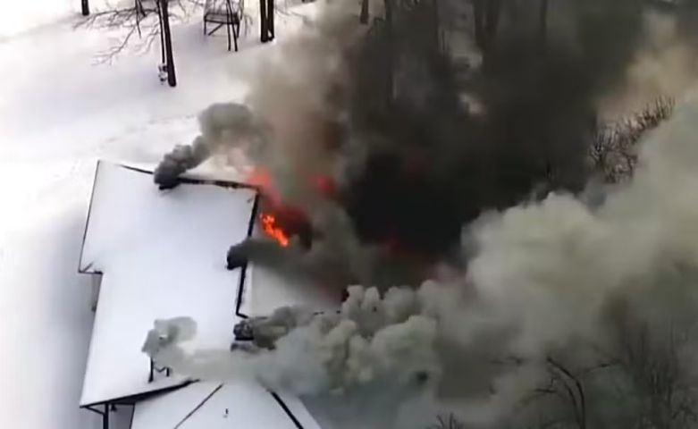 VÍDEO: Casa coberta por neve fica em chamas nos Estados Unidos