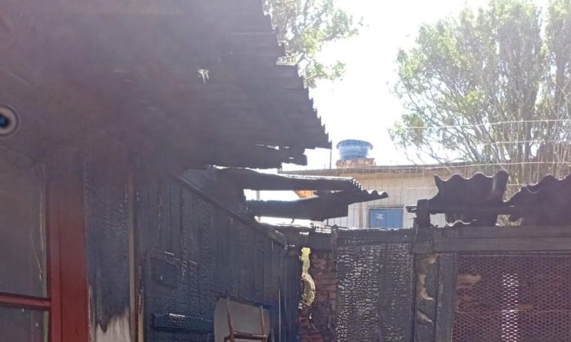 Incêndio atinge edícula após uso de fogo para eliminar vespas em Imbituba