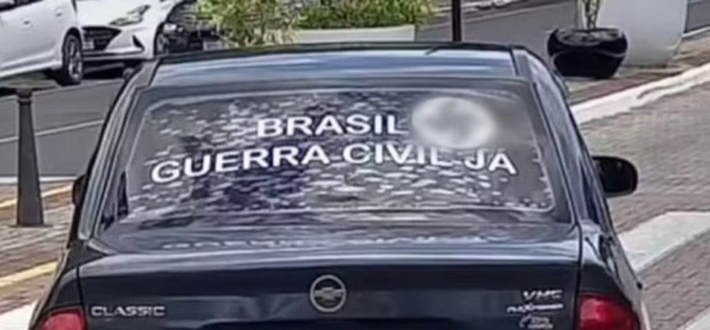 Idoso que encomendou e colou adesivo de suástica no carro em Araranguá cumpre prisão domiciliar