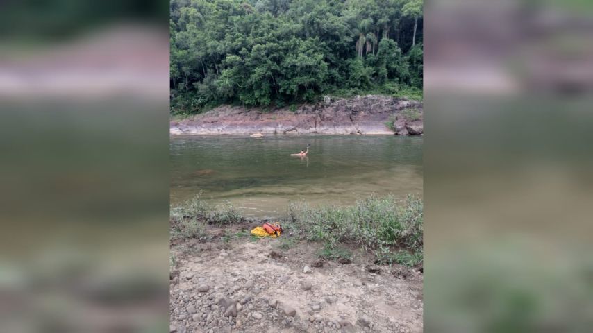 VÍDEO: Bombeiros encontram corpo de jovem que se afogou no Rio Hipólito