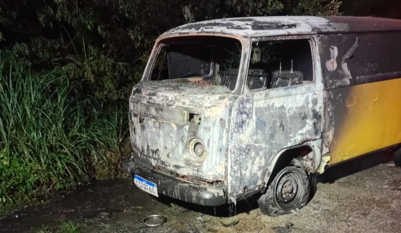 Incêndio destrói parte de VW Kombi e há suspeita de ação criminosa em Imbituba