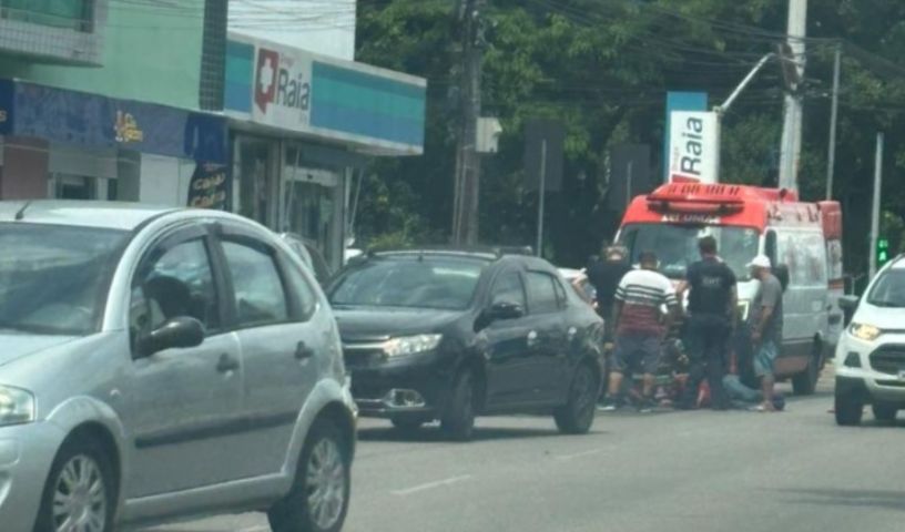 (Vídeo) Em andamento: acidente no Centro de Tubarão mobiliza SAMU; homem fica ferido